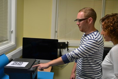 Un usuario prueba el sistema VirtuAssist provisto de unas gafas Google Glass