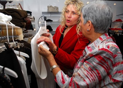 Ir de compras con los afiliados es uno de los servicios que más realizan nuestros voluntarios ONCE