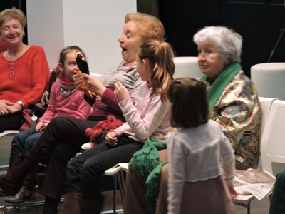 Abuelas y nietas se divierten durante la sesión de risoterapia en Madrid