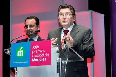 Ángel Sánchez agradece sobre el escenario la concesión del premio, en presencia del alcalde de Móstoles, Daniel Ortiz