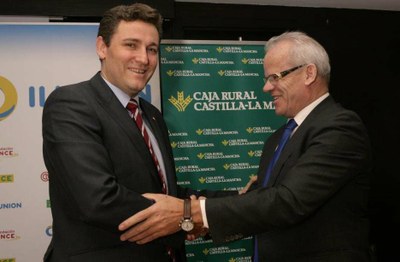Antonio Cebollada (a la derecha) sella con un apretón de manos el acuerdo con Víctor Manuel Martín