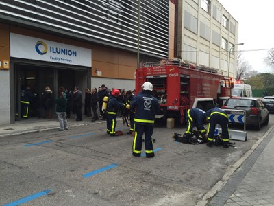 Bomberos en la calle durante el simulacro de incendio en las instalaciones madrileñas de Ilunion Facility Services