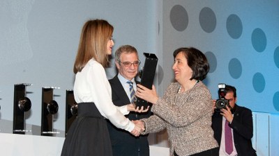 Doña Letizia entrega el premio a la labor de reclutamiento y selección de trabajadores con discapacidad a la representante de la empresa Indra