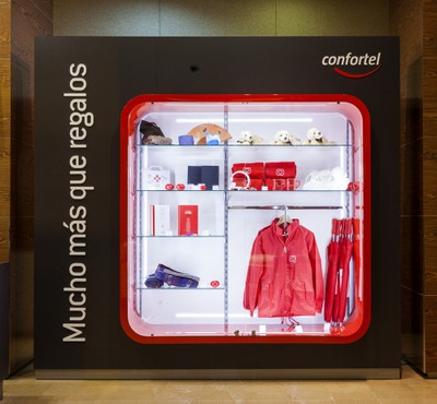 Estand de venta de regalos solidarios en un establecimiento Confortel
