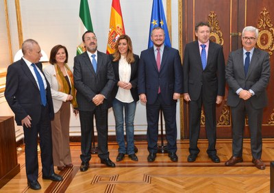 Foto de familia de la nueva Directiva de ONCE Andalucía, con Miguel Caraballeda y la presidenta andaluza y su equipo de responsables de Asuntos Sociales