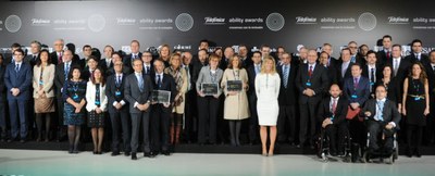 Foto de familia de los premiados en los Telefónica Ability Awards 2014 con la reina Letizia
