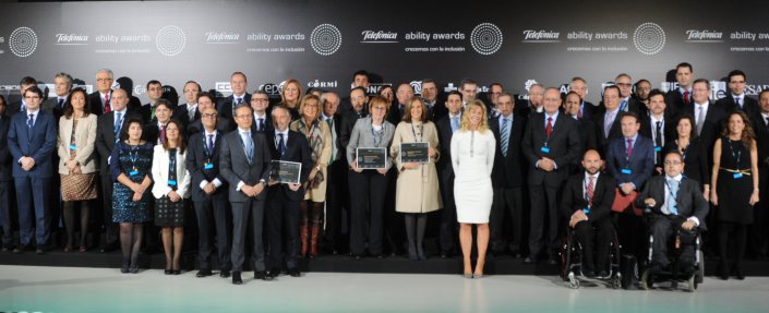 Foto de familia de los premiados en los Telefónica Ability Awards 2014 con la reina Letizia