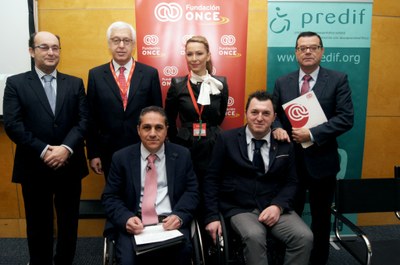 Foto de familia de los responsables de la OMT, Fundación ONCE, Fundación Vodafone, la ENAT y PREDIF, con la secretaria de Estado de Turismo, Tatiana Martínez