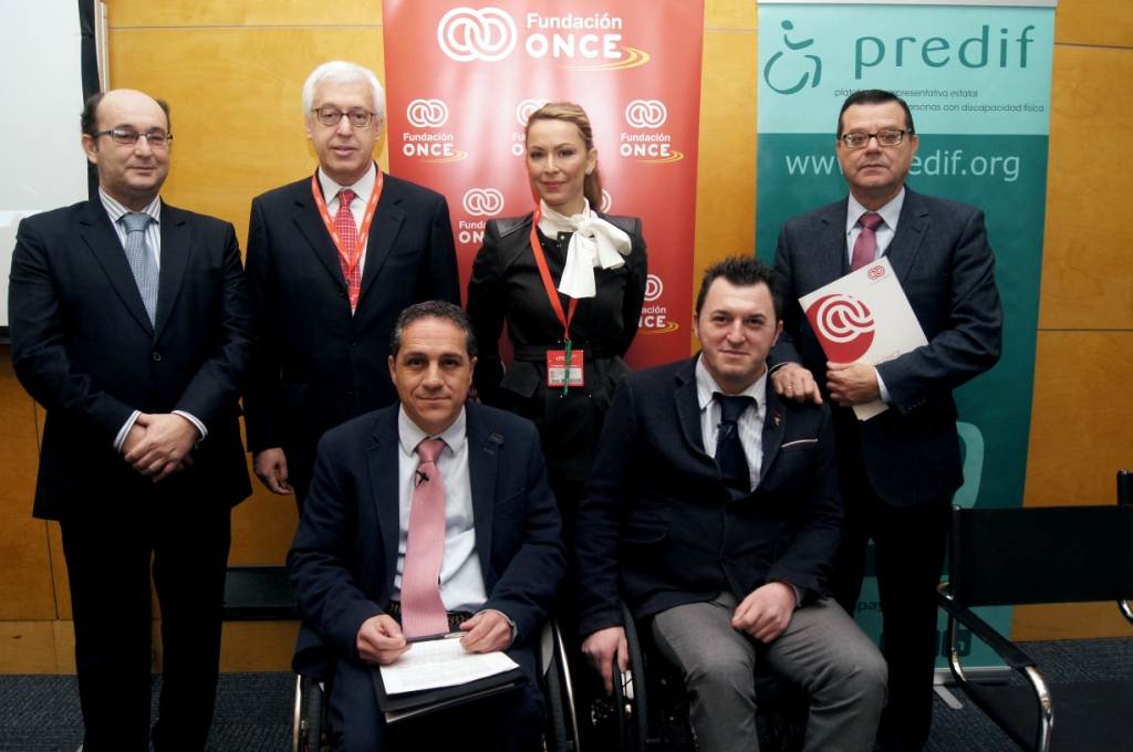 Foto de familia de los responsables de la OMT, Fundación ONCE, Fundación Vodafone, la ENAT y PREDIF, con la secretaria de Estado de Turismo, Tatiana Martínez