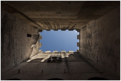 interior de unade las puertas de Sevilla vista desde abajo