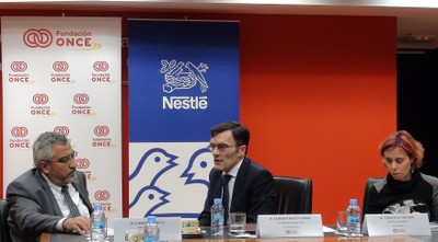 Laurent Dereux y Alberto Durán, en la firma del convenio, junto a la secretaria general de FSC Inserta, Virginia Carcedo