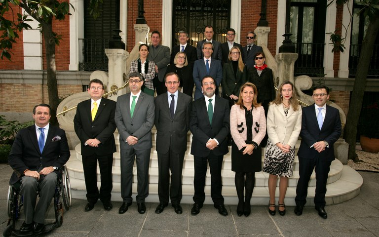 El Pleno del Consejo General de la ONCE, a las puertas de su sede, junto al ministro Alonso, Susana Camarero e Ignacio Tremiño