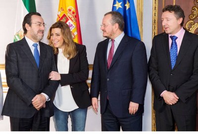 Susana Díaz conversa con Miguel Carballeda, en presencia de los delegados saliente y entrante de la ONCE en Andalucía