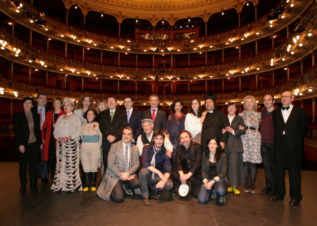 Urkullu sobre el escenario, junto con la compañía "Muxicas", en la inauguración de la Bienal