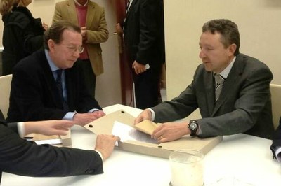 Emilio de Llera (a la izquieda) junto a Cristóbal Martínez comprobando el kit de voto accesible