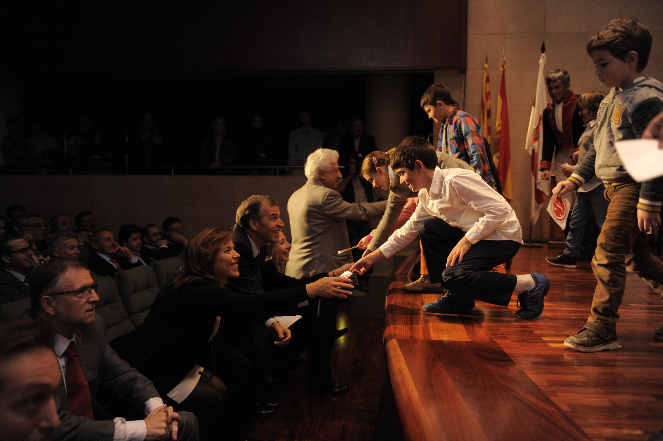 Escolares premiados con el galardón sobre el escenario