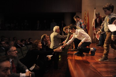 Escolares premiados con el galardón sobre el escenario