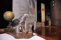 Trofeo con la figura de un quebrantahuesos del Premio Azara