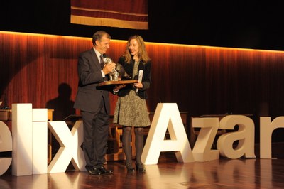 Patricia Sanz recoge el galardón de manos de Antonio Cosculluela