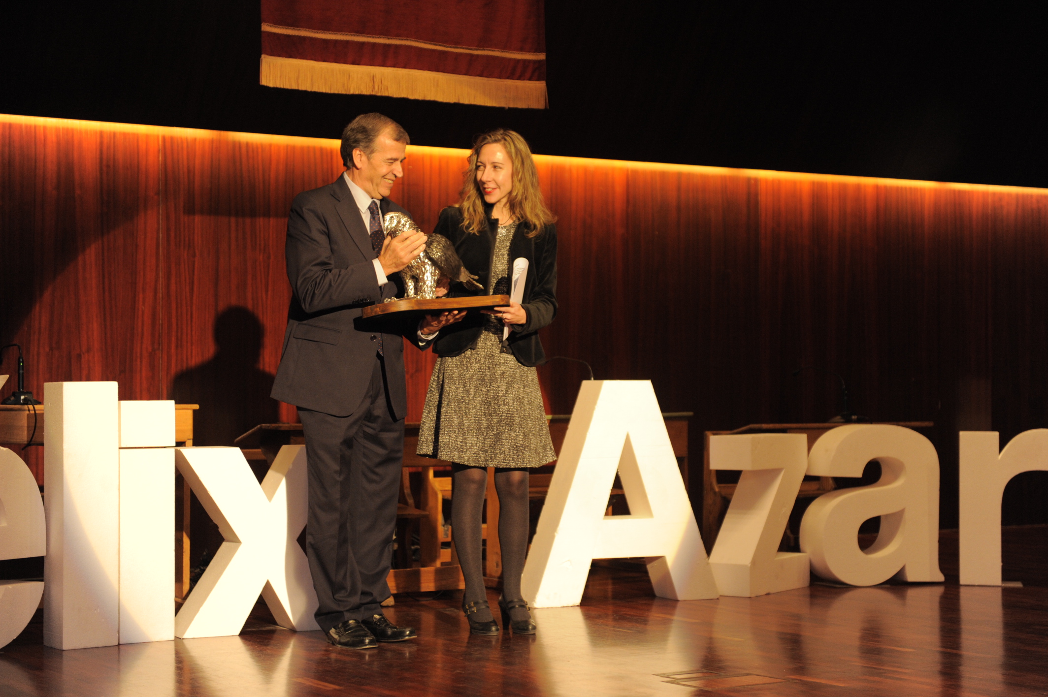 Patricia Sanz recoge el galardón de manos de Antonio Cosculluela