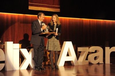 Patricia Sanz recoge el galardón de manos de Antonio Cosculluela