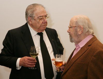 El poeta Ángel García López (a la izquierda) conversa con José Manuel Caballero Bonald