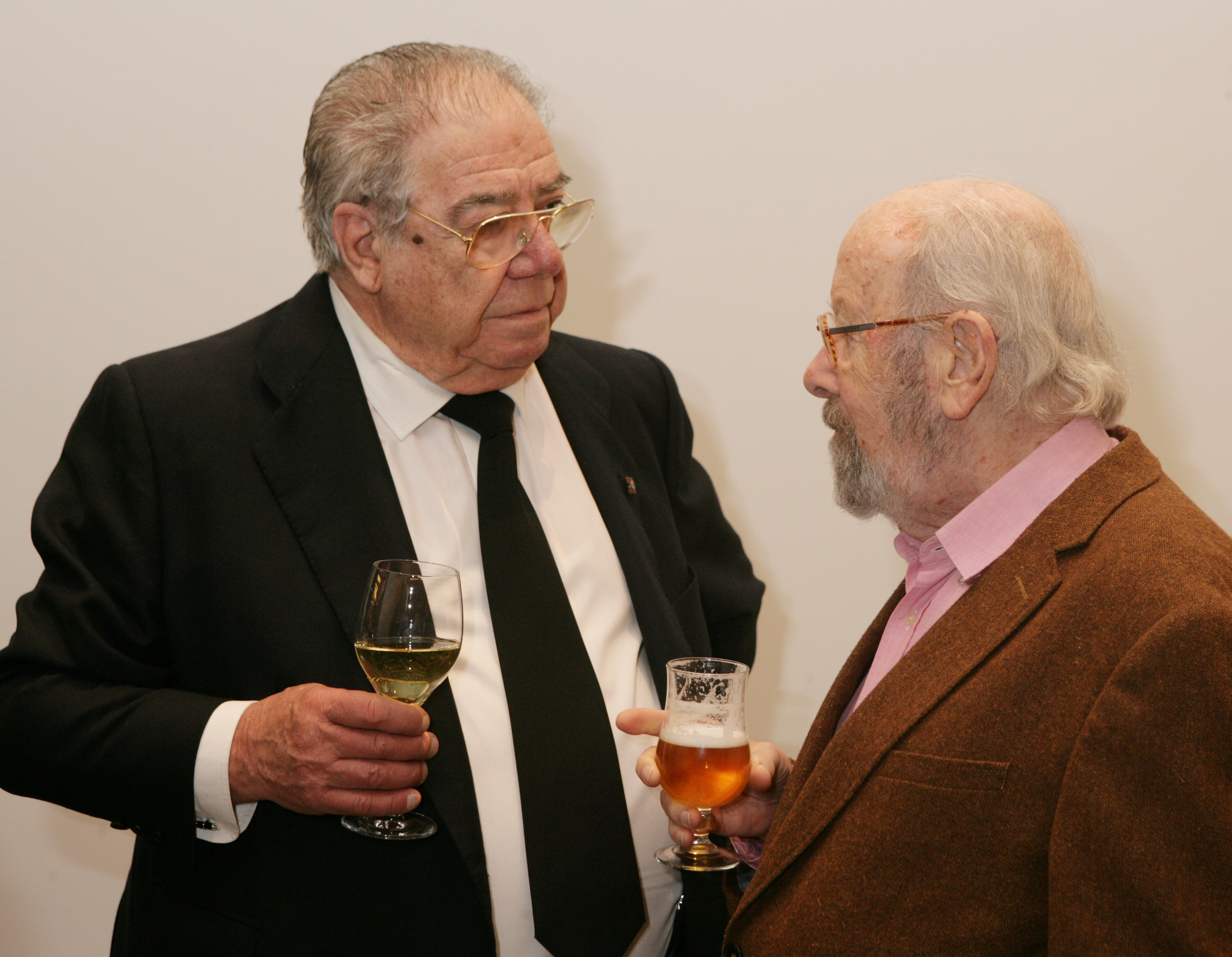 El poeta Ángel García López (a la izquierda) conversa con José Manuel Caballero Bonald