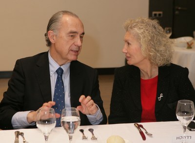 Luis Alberto de Cuenca (a la izquierda) conversa con Reyes Lluch