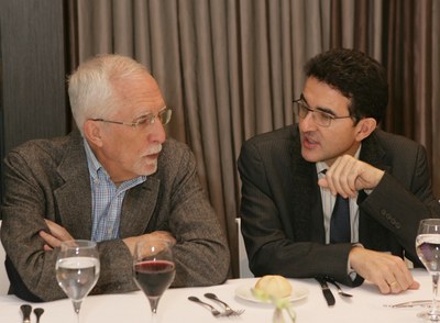 Luis Mateo Díez ( izquierda) junto a Andrés Ramos en la comida posterior al fallo del jurado