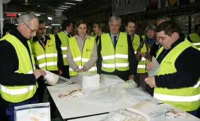 Un momento de la visita de Cospedal 