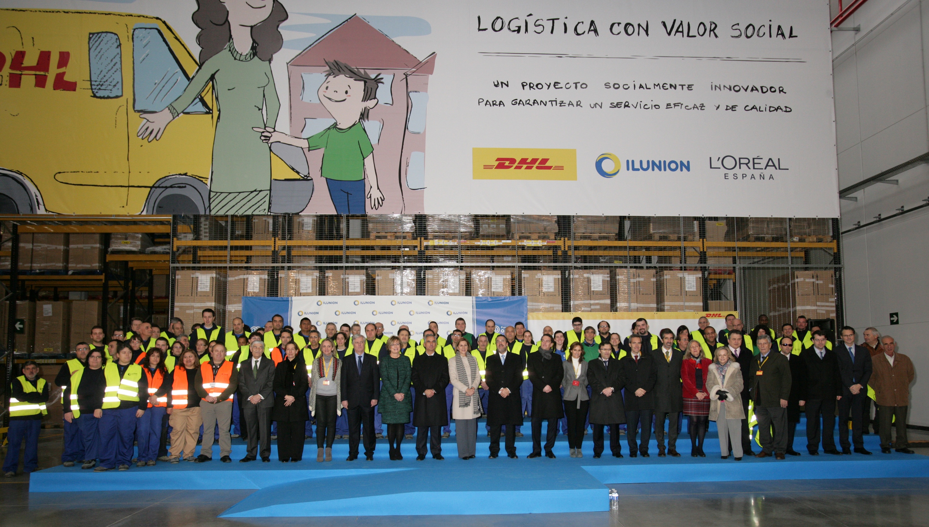 Cospedal, en el centro, acompañada por responsables de ILUNION y los trabajadores de la empresa DHL