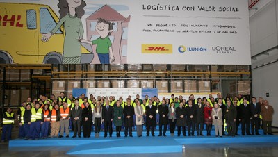 Cospedal, en el centro, acompañada por responsables de ILUNION y los trabajadores de la empresa DHL