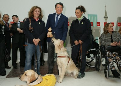 González junto a las instructoras de perros de asistencia para personas con discapacidad