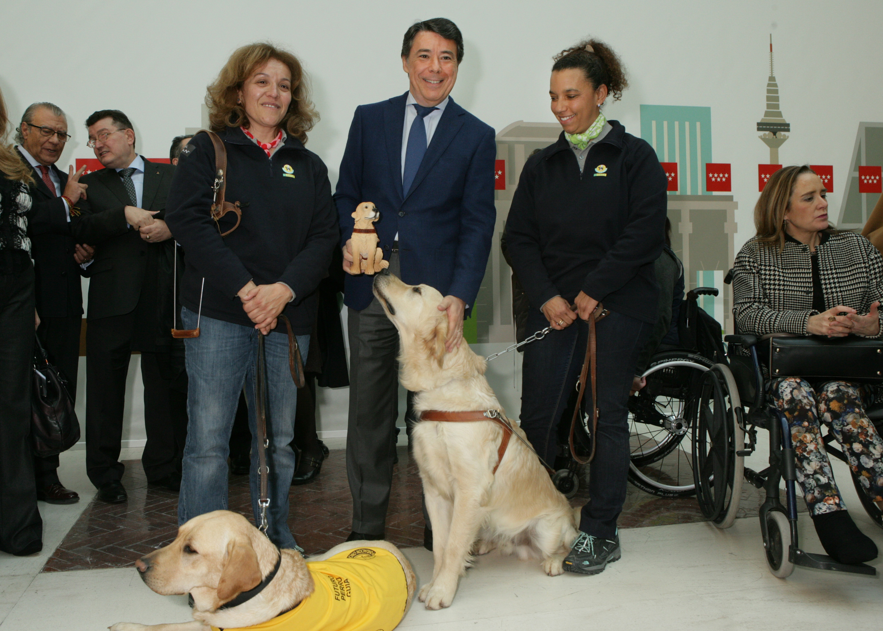 González junto a las instructoras de perros de asistencia para personas con discapacidad