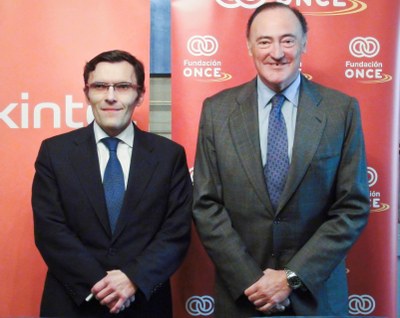 Alberto Durán (a la izquierda) y Pedro Guerrero, tras suscribir el convenio