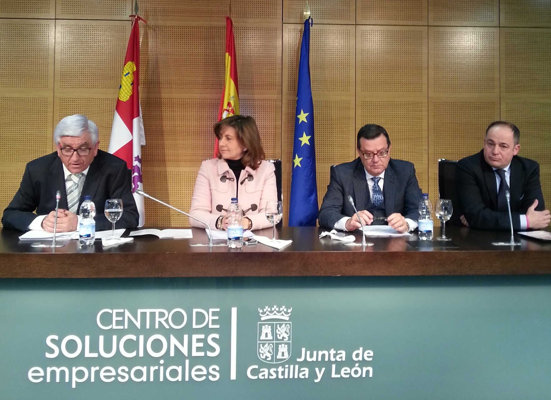 De izquierda a derecha, el presidente de FEACEM-Castilla y León, José María Ibáñez; la viceconsejera de Política Económica, Empresa y Empleo de la Junta de Castilla y León, Begoña Hernández; el director general de Fundación ONCE, José Luis M