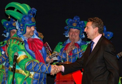 El delegado territorial de la ONCE en Andalucía, Ceuta y Melilla entrega su premio a la comparsa 'El Reino de Don Carnal'