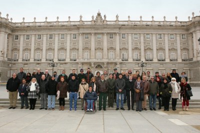 El grupo de vendedores homenajeados con el Palacio Real a sus espaldas