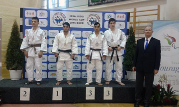 El joven Borja Pahissa subido al podio para recibir su medalla de bronce
