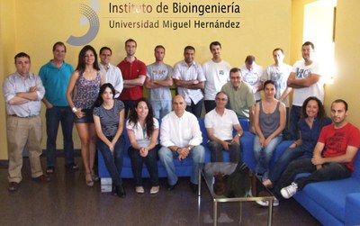 El profesor Eduardo Fernández Jover con todo su equipo investigador, en la Universidad Miguel Hernández