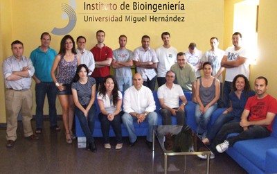 El profesor Eduardo Fernández Jover con todo su equipo investigador, en la Universidad Miguel Hernández