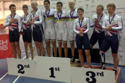 El trío español de Ciclismo en Pista en lo más alto del podio del certamen celebrado en Gran Bretaña