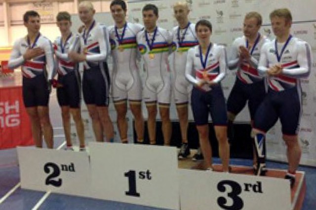 El trío español de Ciclismo en Pista en lo más alto del podio del certamen celebrado en Gran Bretaña