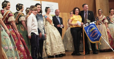 Entrega sobre el escenario del 'premio especial' de la ONCE 2015 a la falla Albuixarres–Camí Fondo, de Alzira