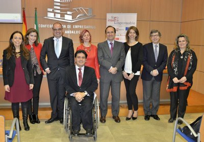 Foto de familia de los intervinientes en la jornada organizada en Sevilla por la Confederación de Empresarios de Andalucía y el Foro Inserta