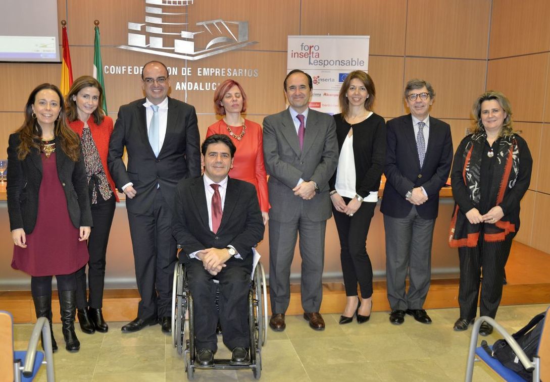 Foto de familia de los intervinientes en la jornada organizada en Sevilla por la Confederación de Empresarios de Andalucía y el Foro Inserta