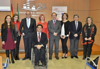 Foto de familia de los intervinientes en la jornada organizada en Sevilla por la Confederación de Empresarios de Andalucía y el Foro Inserta