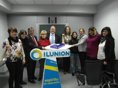 Foto de familia del acto de entrega de materiales de comunicación aumentativa para los centros ocupacionales de Madrid