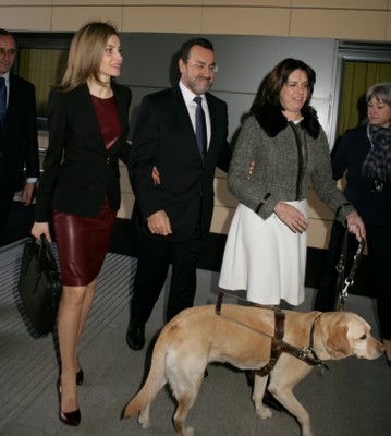 Doña Letizia accede al CRE de la ONCE acompañada por Miguel Carballeda y la directora del centro, Amparo Cruz