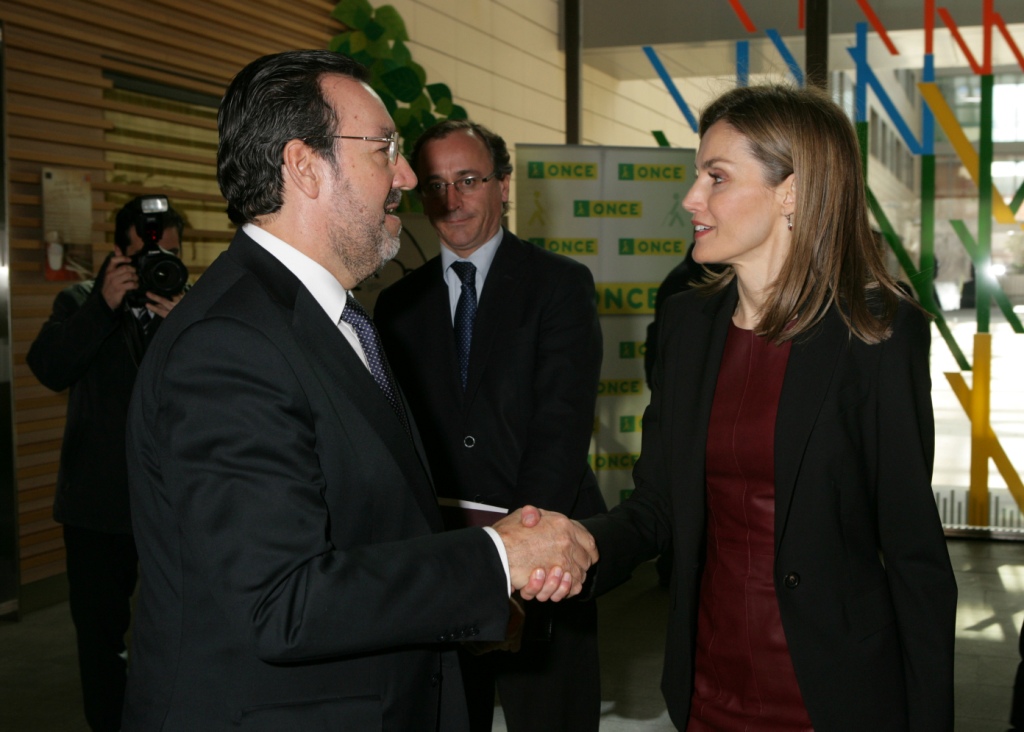 El presidente Carballeda recibe a la reina a su llegada al CRE madrileño